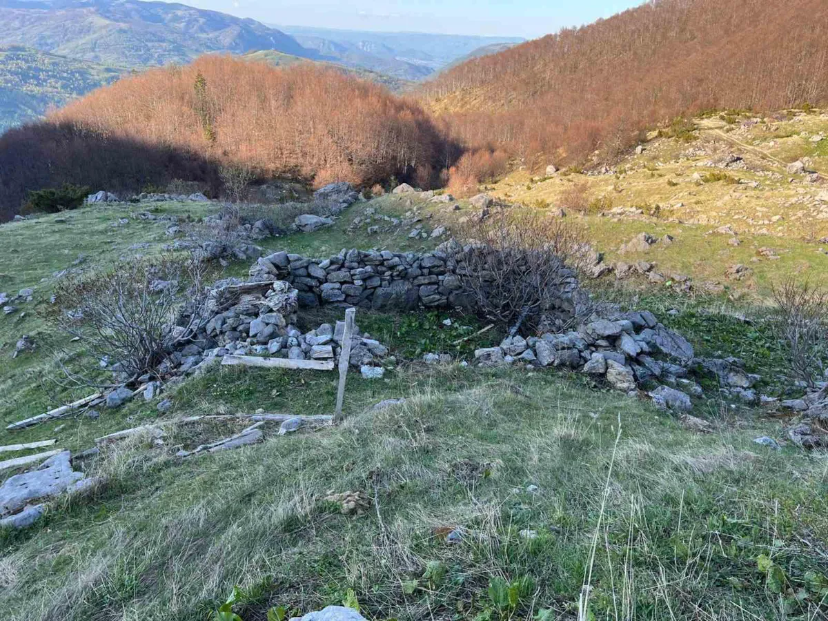 Na planini Crnogora nestaju tradicionalne kolibe