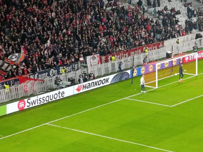 Navijači Lila oduševili Srbe pred meč sa Zvezdom isticanjem zastave