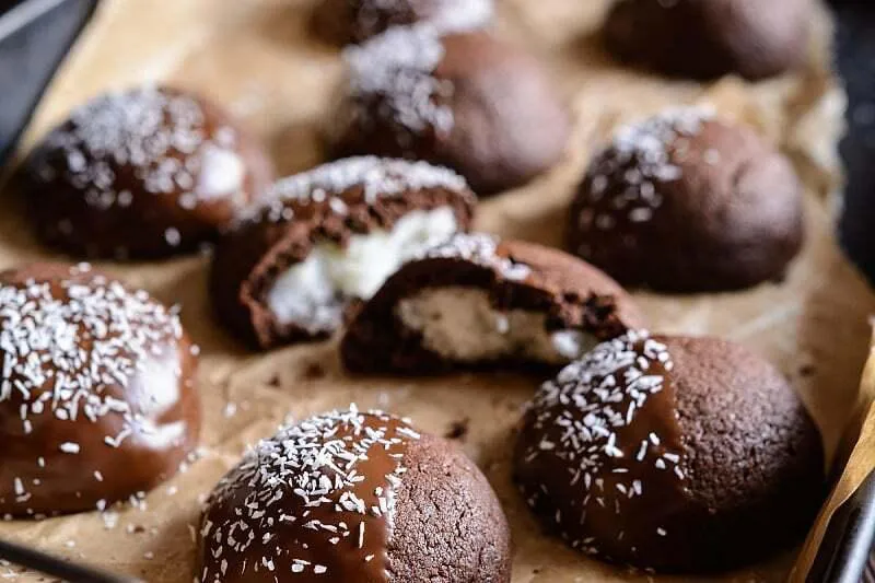 Neodoljivi čokoladni keksići punjeni kokosom