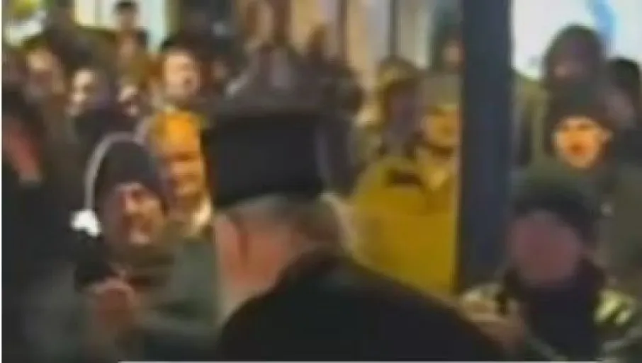 Nepijatne scene u Novom Sadu: Izviždali i vrijeđali vladiku