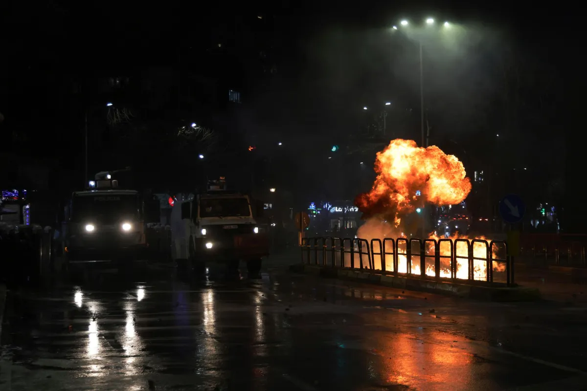 Neredi u Tirani: Demonstranti napali zgradu Vlade, policija odgovorila