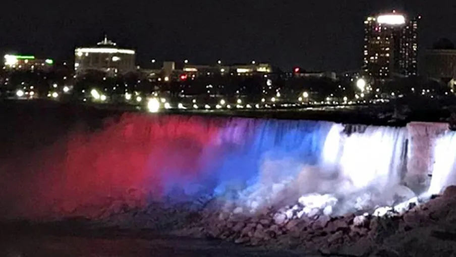 Niagarini vodopadi osvijetljeni u bojama srpske zastave povodom Dana državnosti Srbije