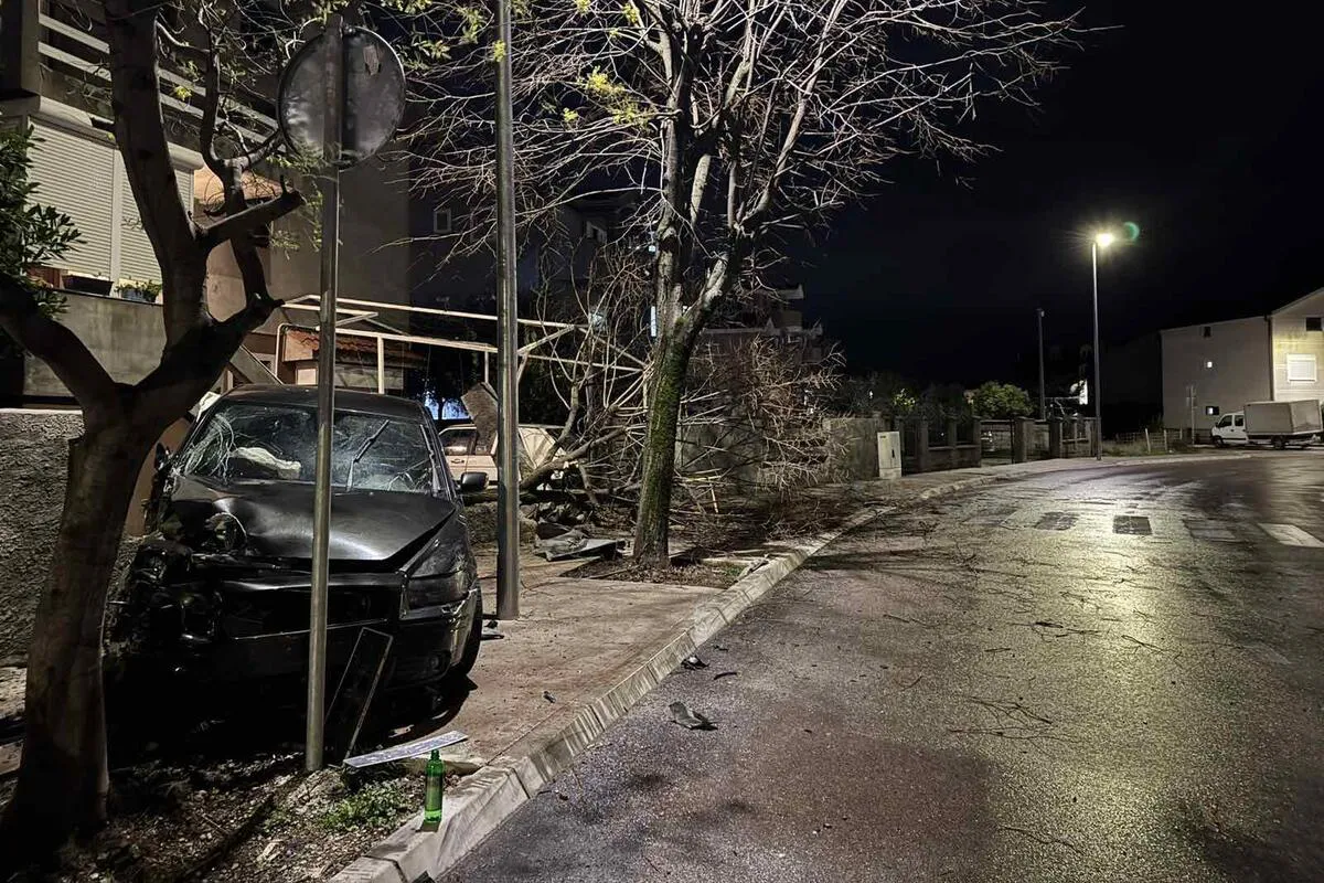 Novi udes u Kozaračkoj ulici: Automobil udario u ogradu kuće