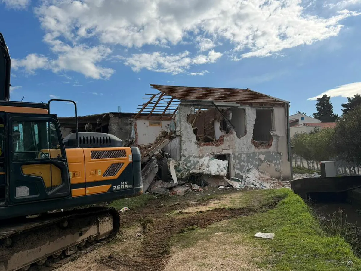 Opština Budva porušila kuću Bora Lazovića, počelo uređenje Lugova