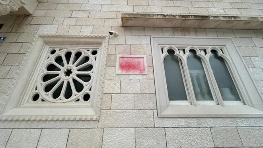 Oskrvnavljena spomen-ploča civilima ubijenim od fašista na Braču