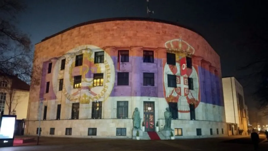 Palata Republike osvetljena bojama zastava Srpske i Srbije