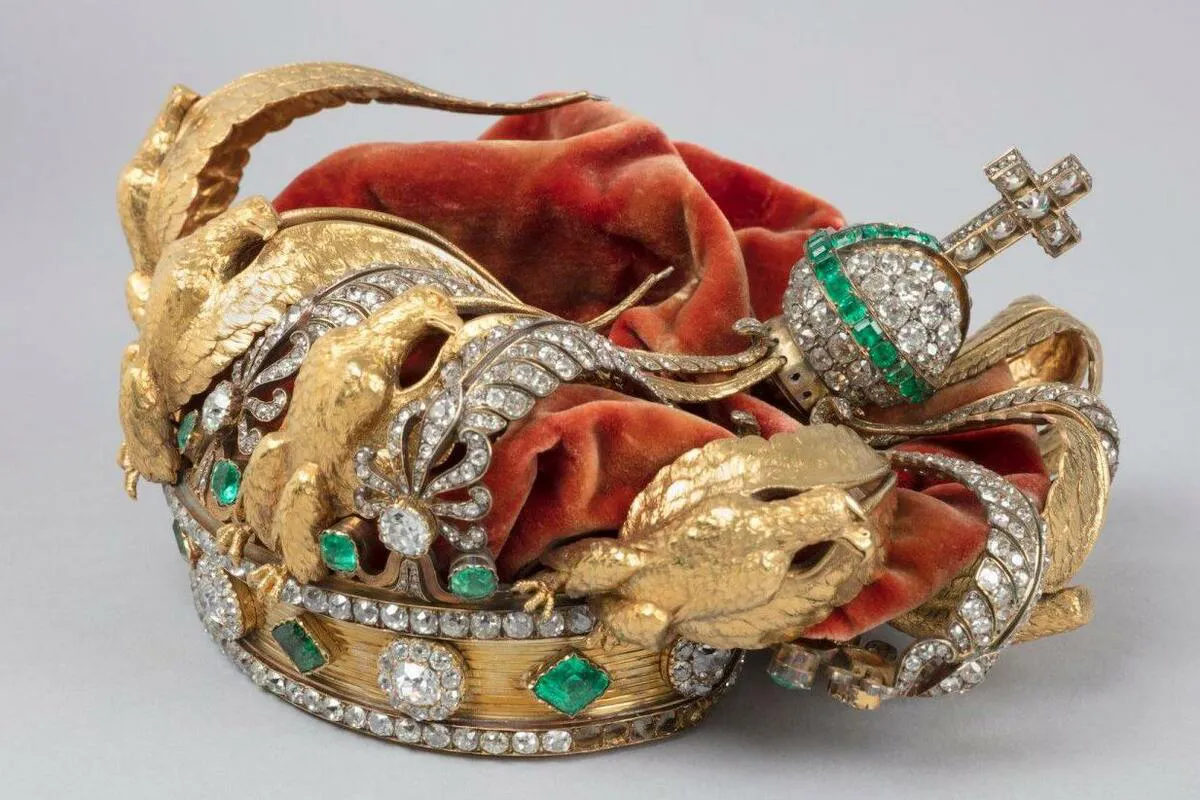 Pljačka Luvra: Zdrobljenoj kruni nedostaje nekoliko dijamanata