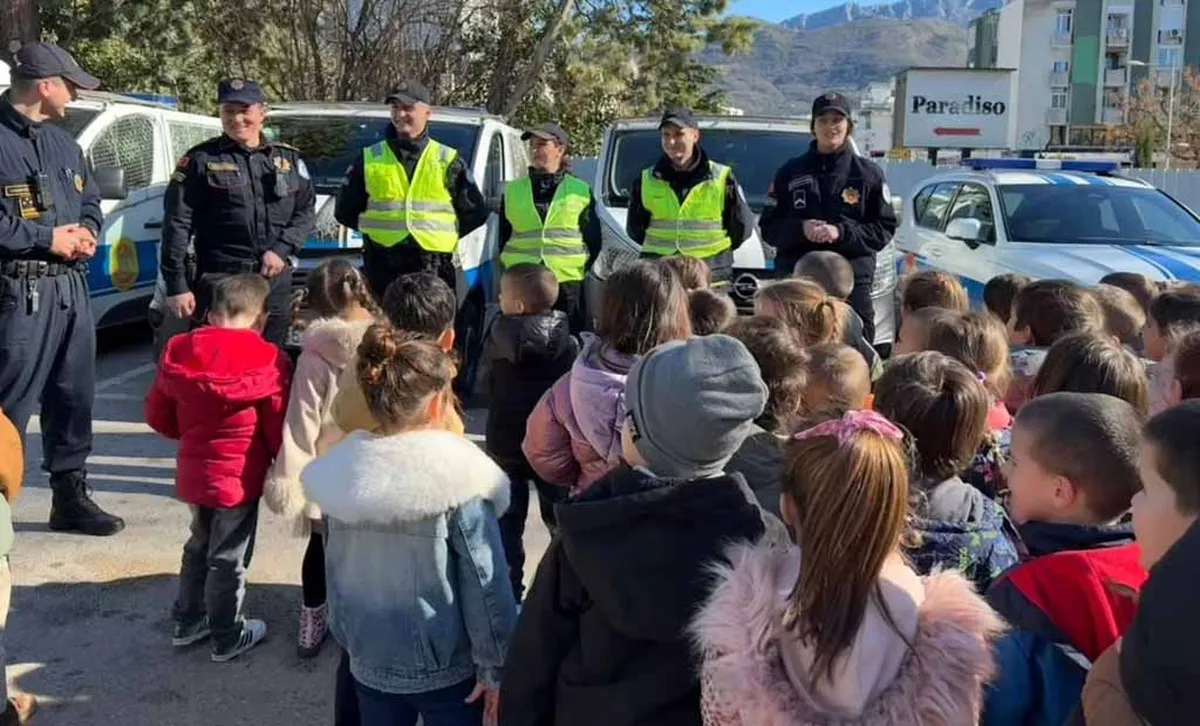 Policajci ugostili mališane iz vrtića u Baru