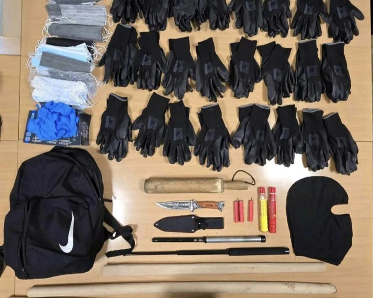 Policija uhvatila šestoricu navijača, oduzeli oružje i pirotehniku