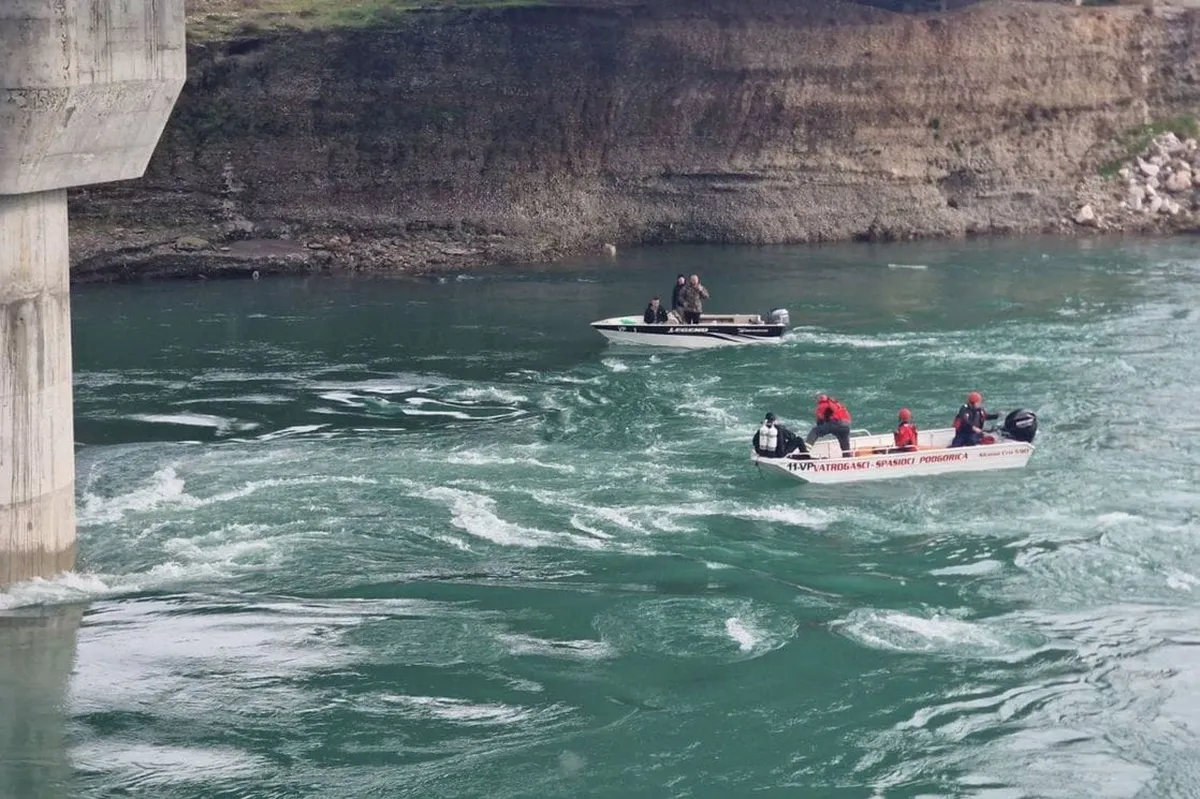 Potraga za automobilom koji je sletio u Moraču završena za danas