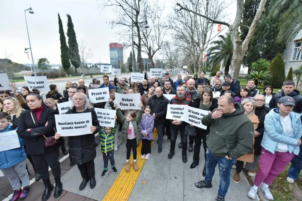 Protest građana protiv Zakona o obaveznoj imunizaciji djece u Podgorici