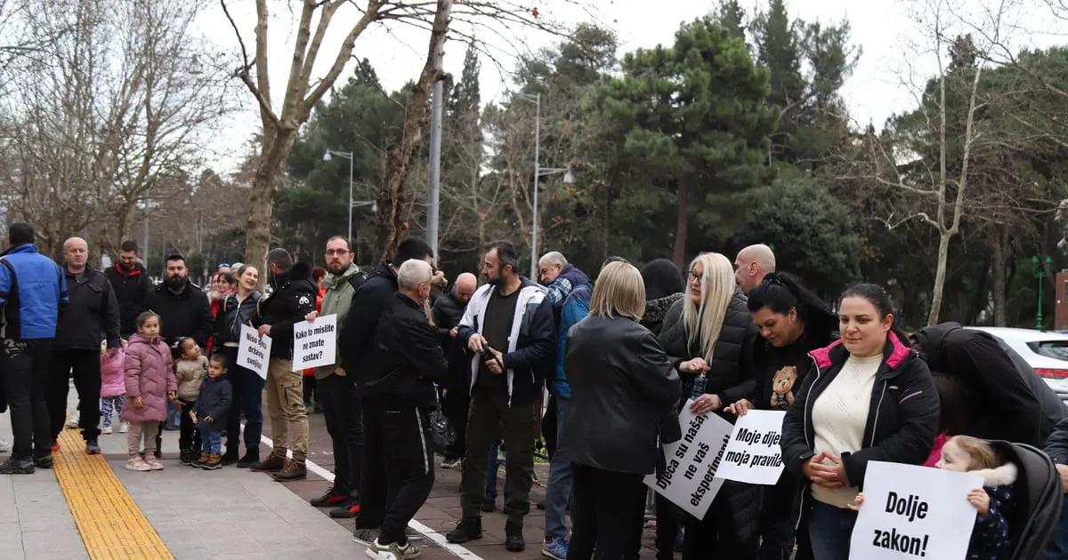 Protest ispred Skupštine: Građani traže pravo na izbor u vakcinaciji djece