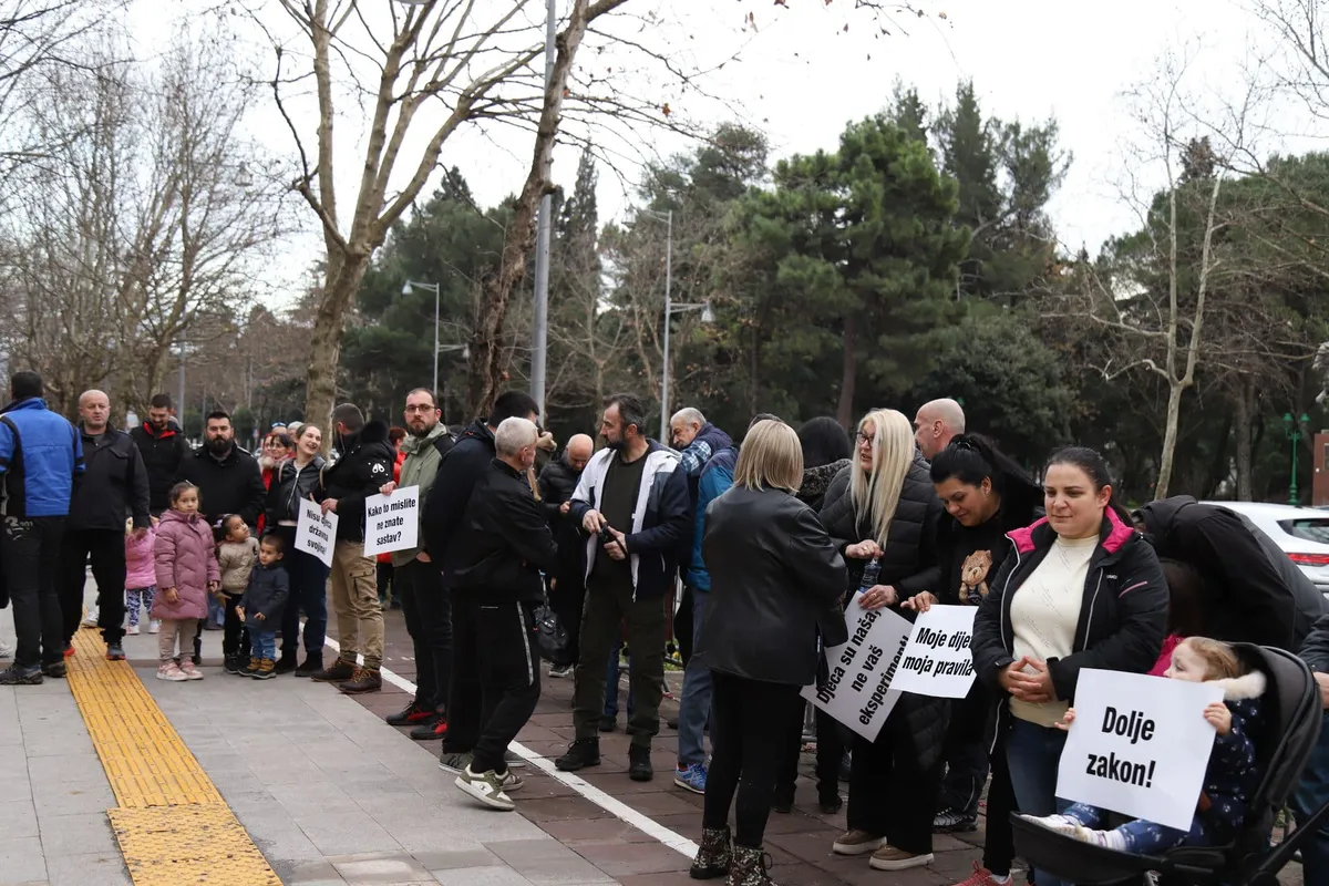Protest protiv Zakona o obaveznoj imunizaciji djece u Crnoj Gori