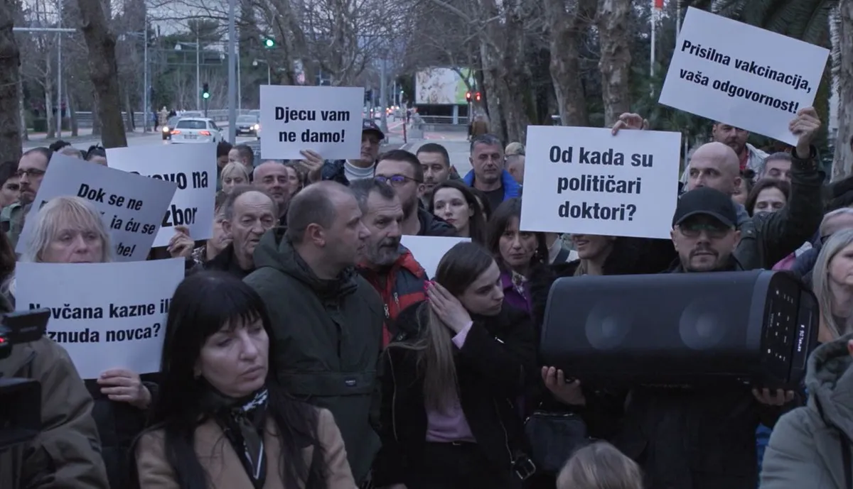 Protest roditelja ispred Skupštine zbog obavezne vakcinacije predškolaca