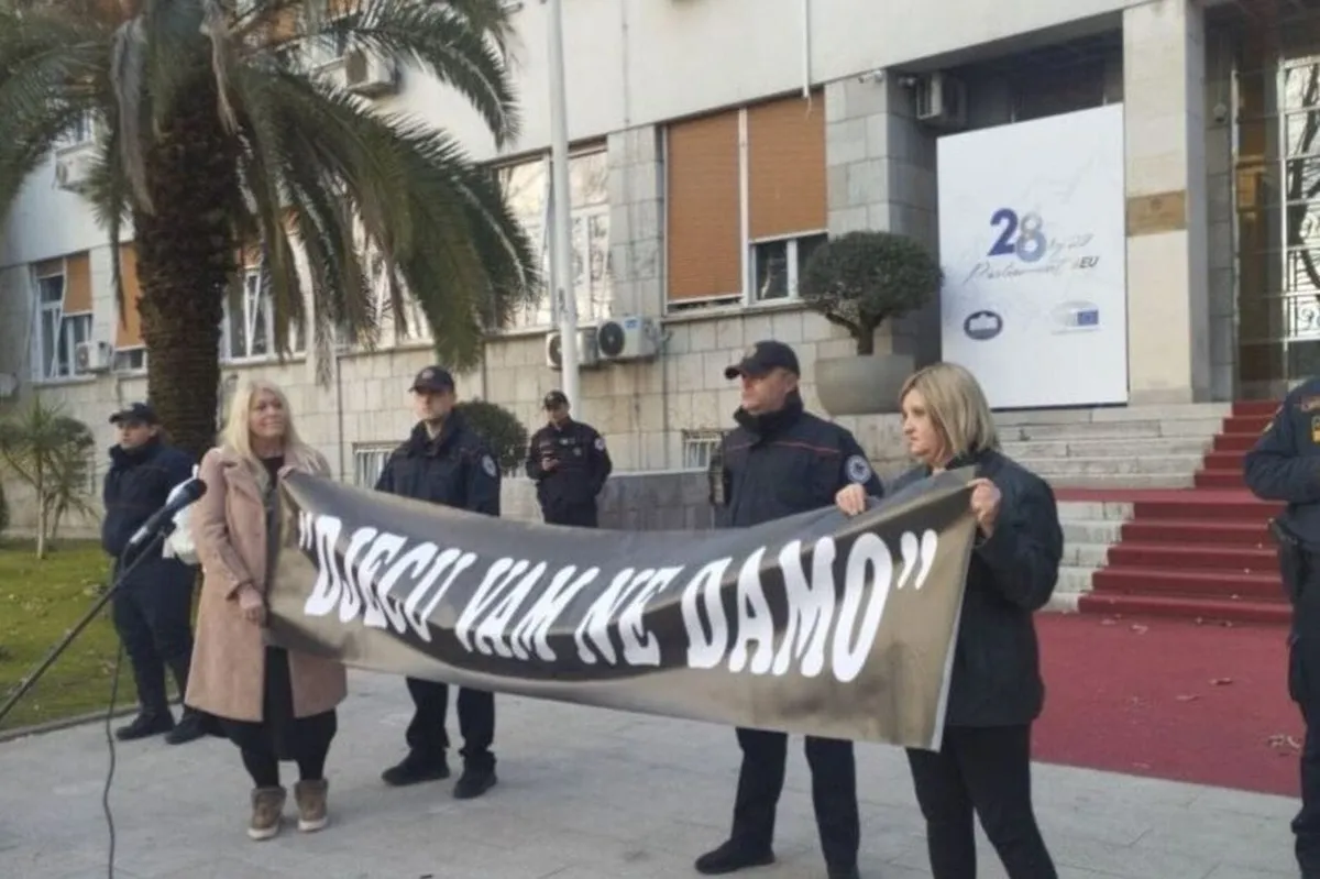 Protivnici obavezne vakcinacije protestovali ispred Skupštine Crne Gore