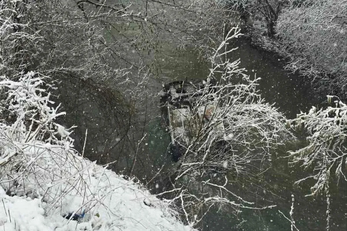 Putničko vozilo sletjelo u rijeku kod Tomaševa: Četiri osobe povrijeđene