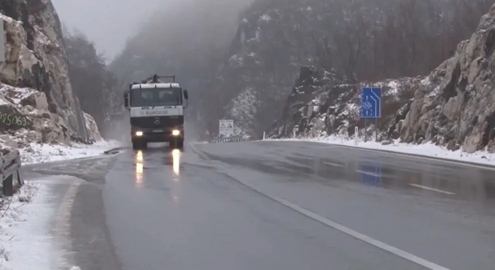 Saobraćaj u Crnoj Gori: Oprez zbog mokrih kolovozâ i odrona