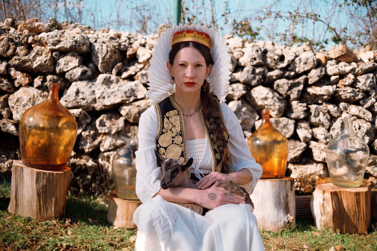 Sara Renar objavila novi singl 'Smile & Wave' pred izlazak albuma 'Nježne riječi'