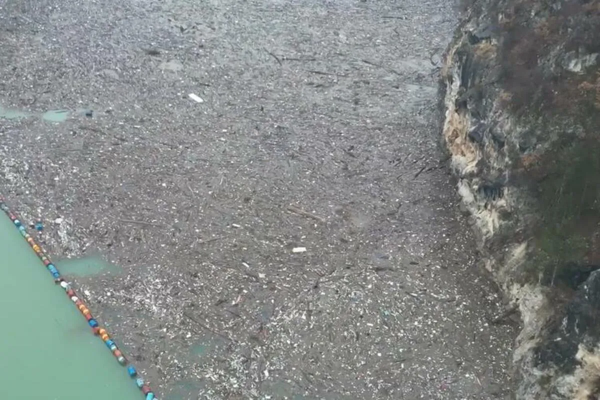 Smeće bez granica: Srbija i Crna Gora zatrpavaju Drinu kod Višegrada