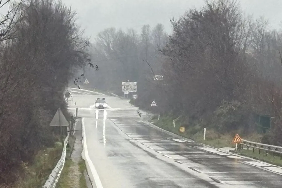 Stanje na putevima: Mokri kolovozi i smanjena vidljivost zbog magle