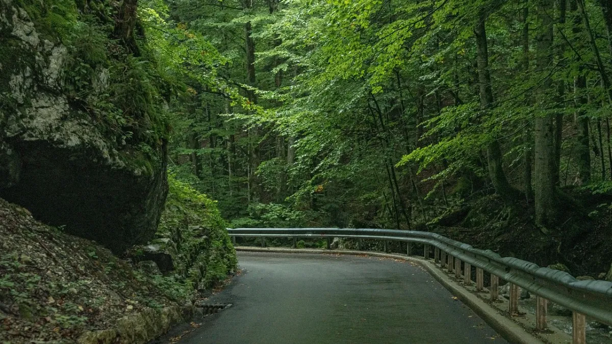 Stanje na putevima: Suvi kolovozi, ali opasnost od odrona