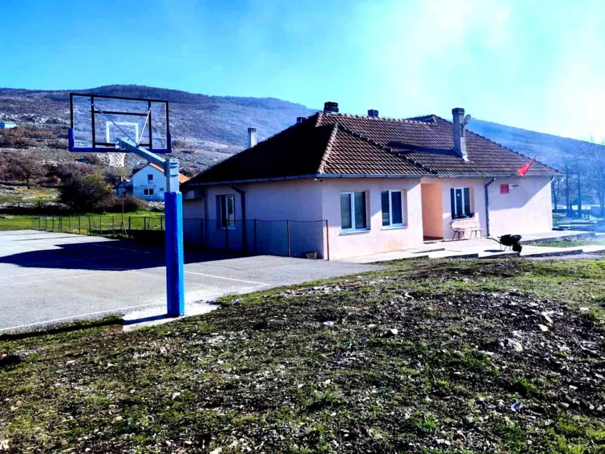 Teške povrede učenika u školi kod Nikšića, hitno prevezen u KC Crne Gore