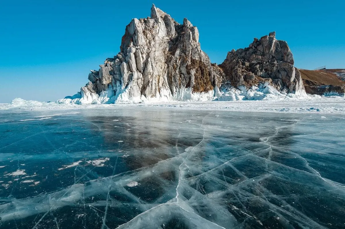 Tragedija na Bajkalskom jezeru: Dvije osobe poginule nakon propadanja automobila