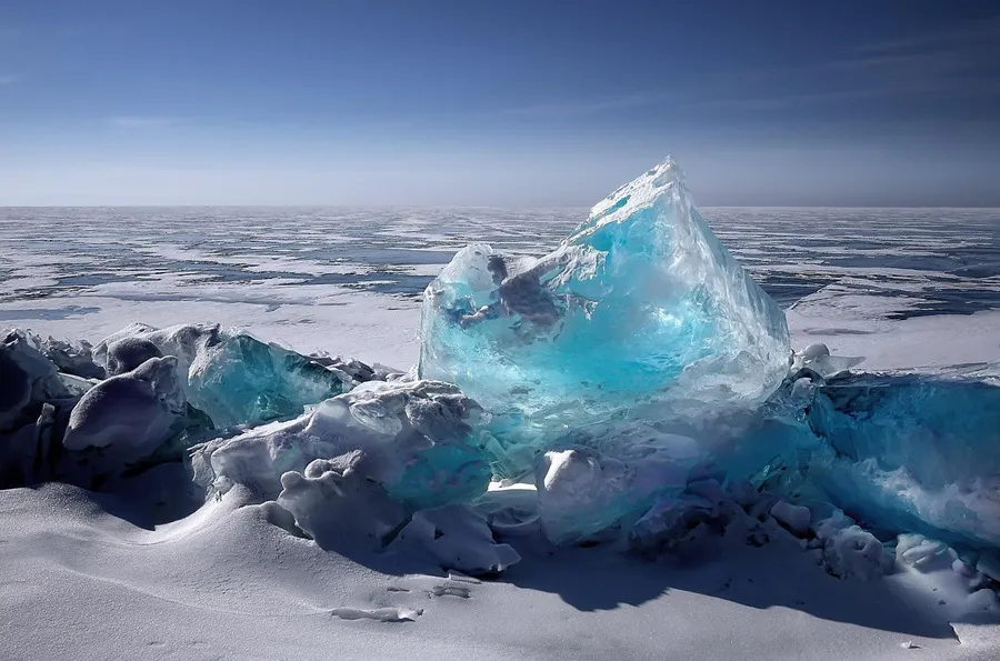 Tragedija na Bajkalskom jezeru: Minibus sa turistima propao kroz led