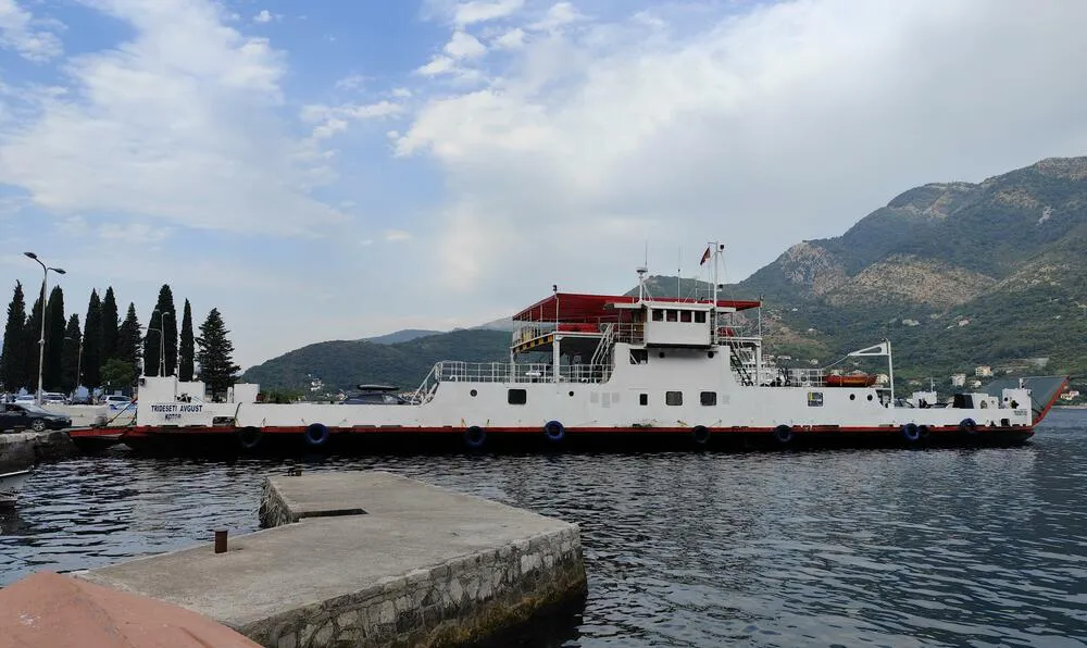 Trajekt 'Trideseti avgust' bez pogona kod Hvara, strahuju od nasukanja