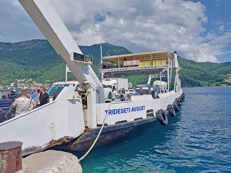 Trajekt „Trideseti avgust“ otežano manevriše kod Hvara, prijeti mu opasnost da se nasuče