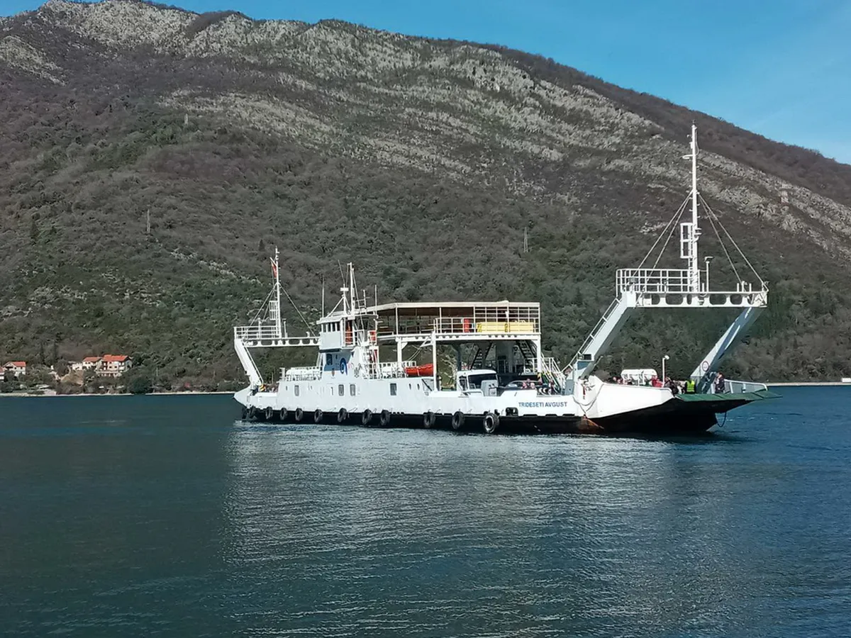 Trajekt 'Trideseti Avgust' u kvaru, prebačen na sigurno na Hvaru