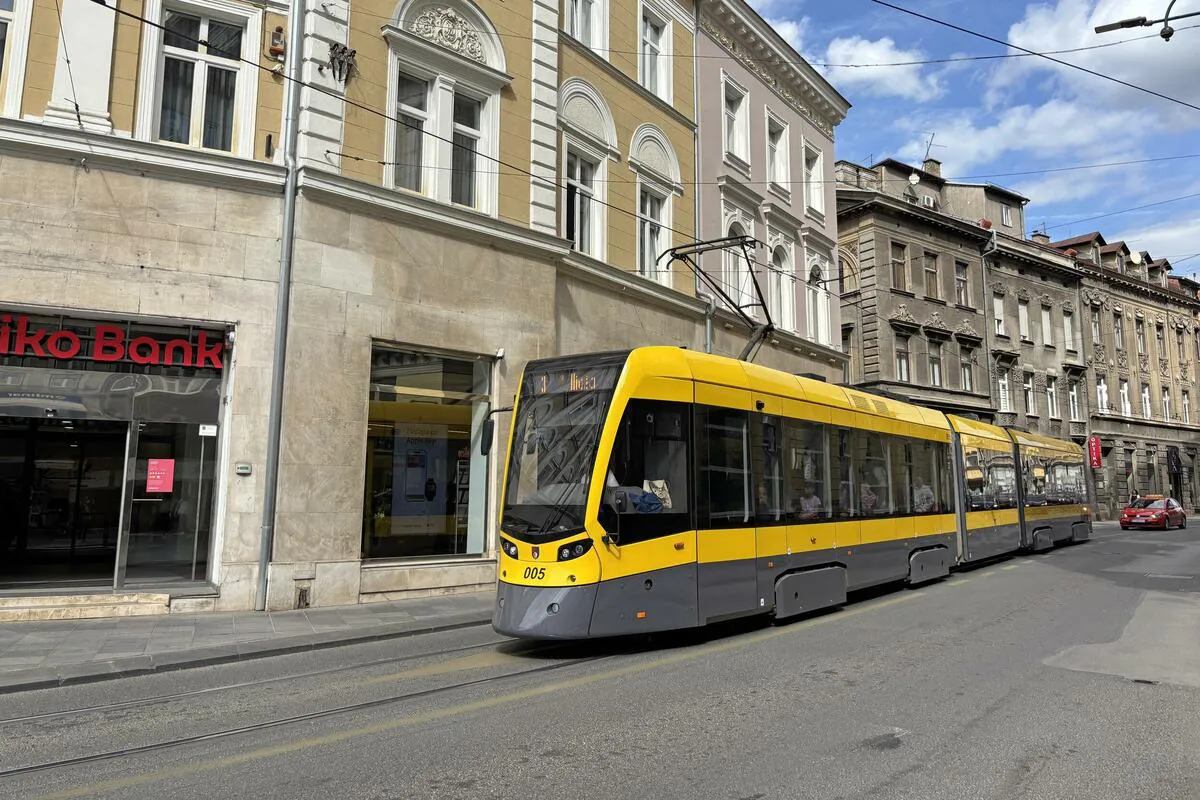 Tramvaj izletio sa šina u Sarajevu, jedna osoba poginula