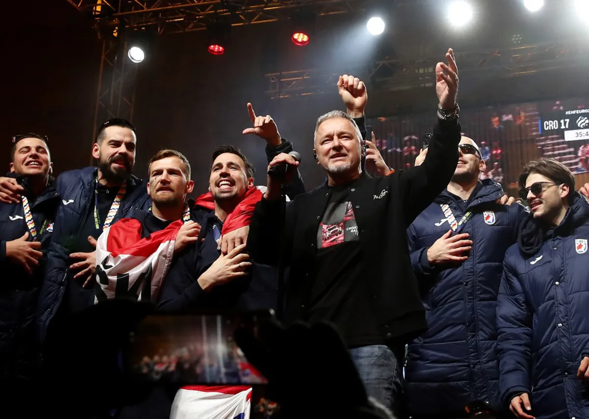 Transparent 'Ujedinjeni protiv fašizma' tokom dočeka rukometaša u Zagrebu