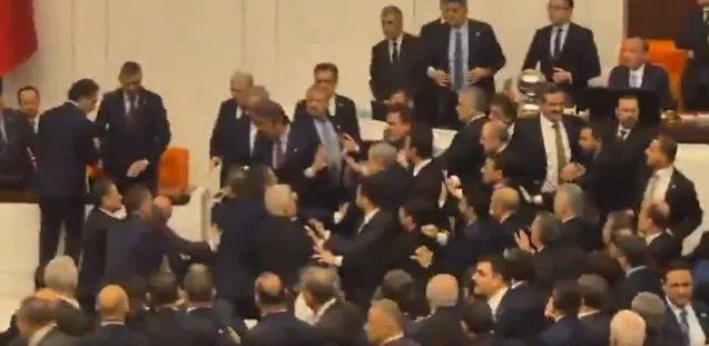 Tuča poslanika u turskom parlamentu na polaganju zakletve novog ministra pravde