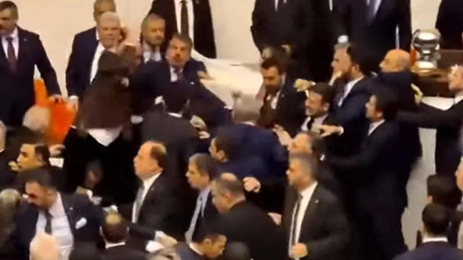 Tučnjava poslanika u Turskom parlamentu tokom polaganja zakletve