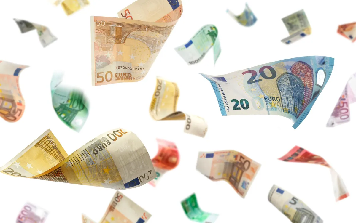 U Beču influenser bacio 10.000 eura s balkona, prolaznici zatečeni