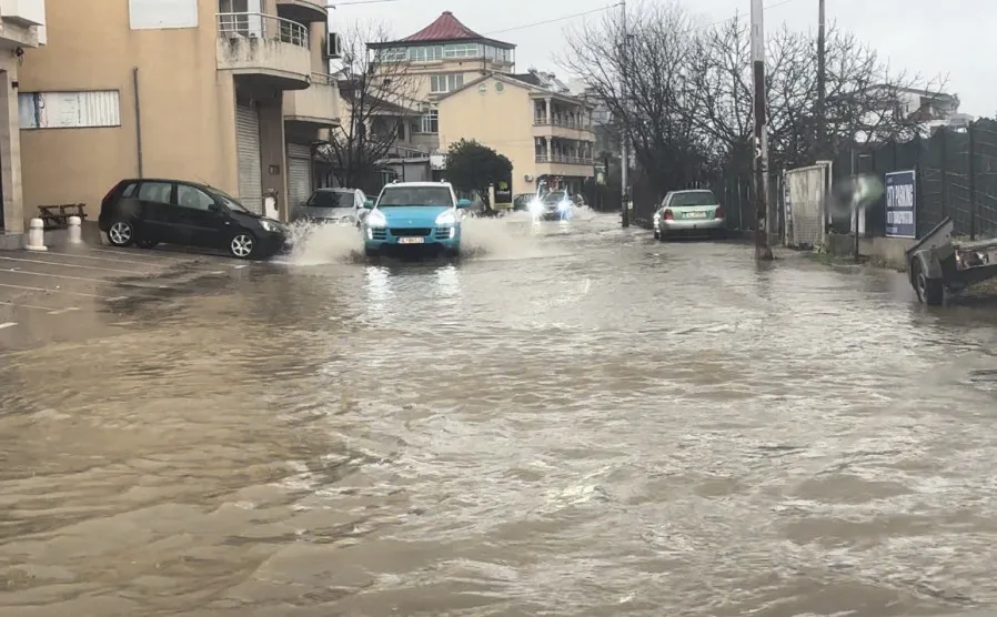 U Ulcinju voda ušla u drvene kućice za ribolov i poplavila ulicu