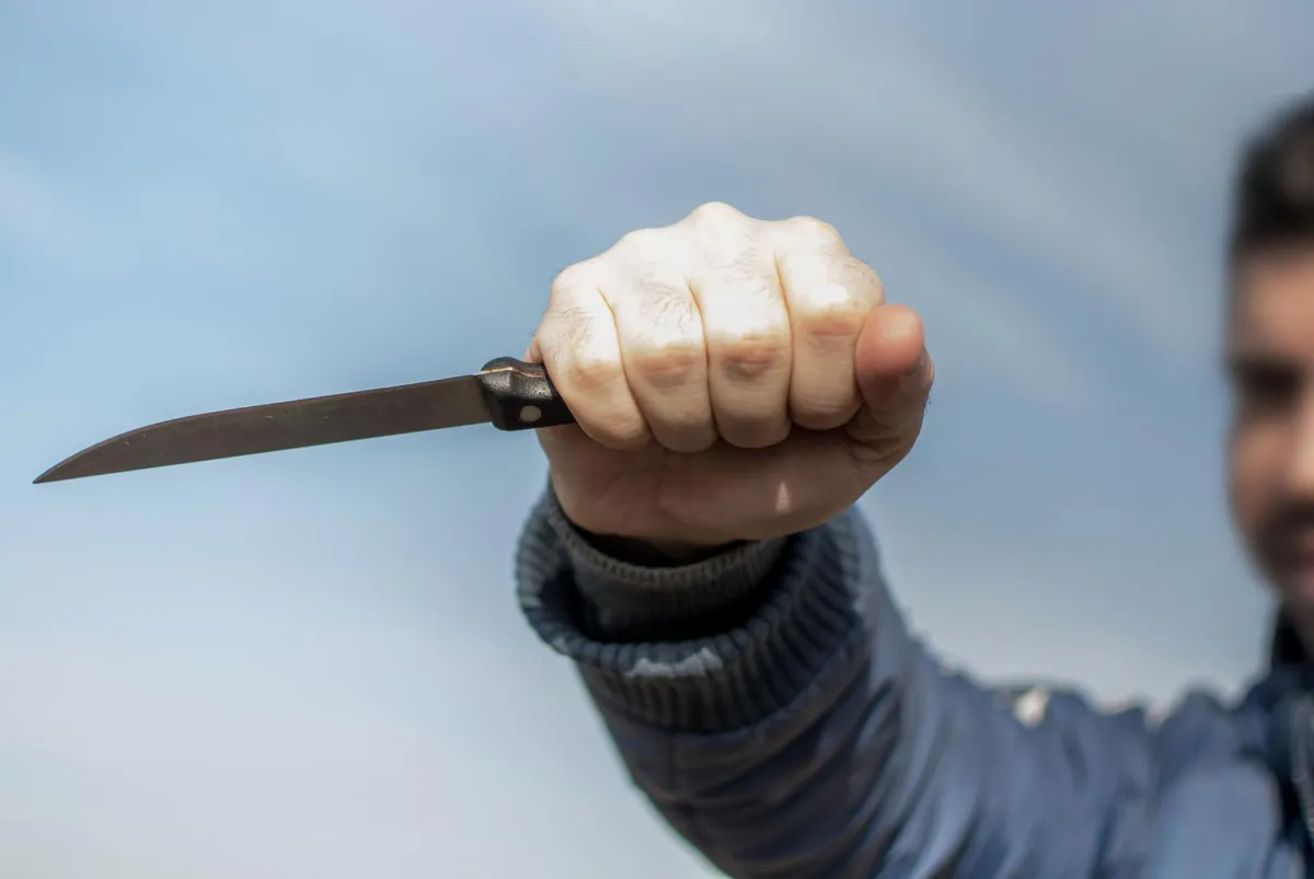 Učenik nožem izbo nastavnicu u školskom dvorištu