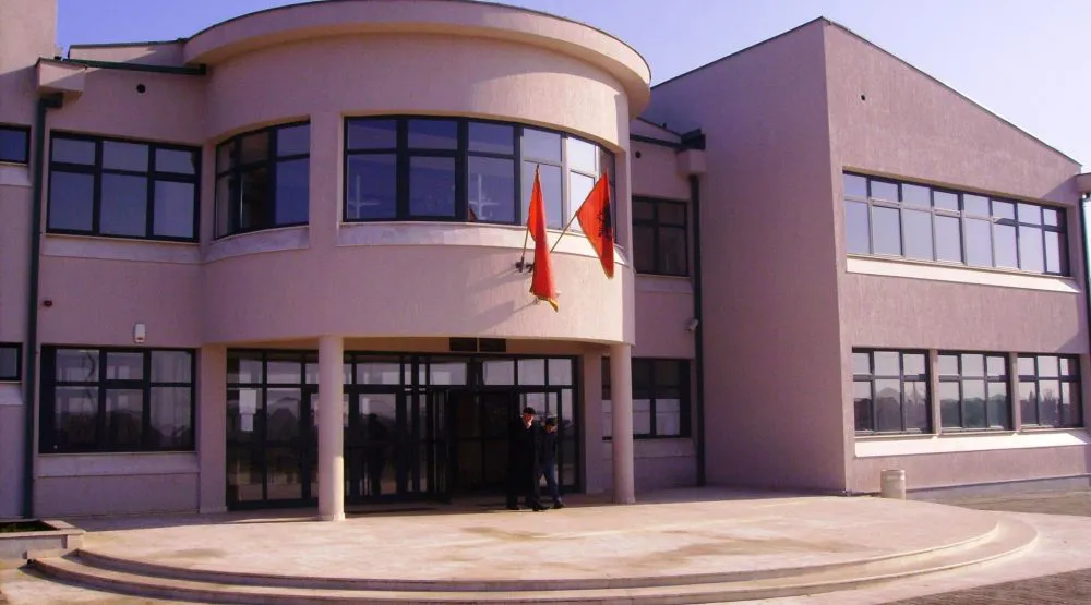 Uklonjen postament biste Mahmuta Lekića iz dvorišta škole u Tuzima