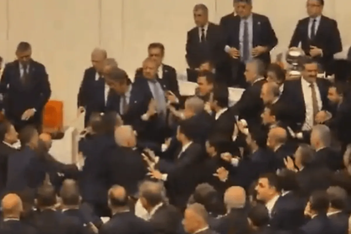 (VIDEO) Tuča poslanika u turskom parlamentu: Slomljen nos i bacanje Ustava