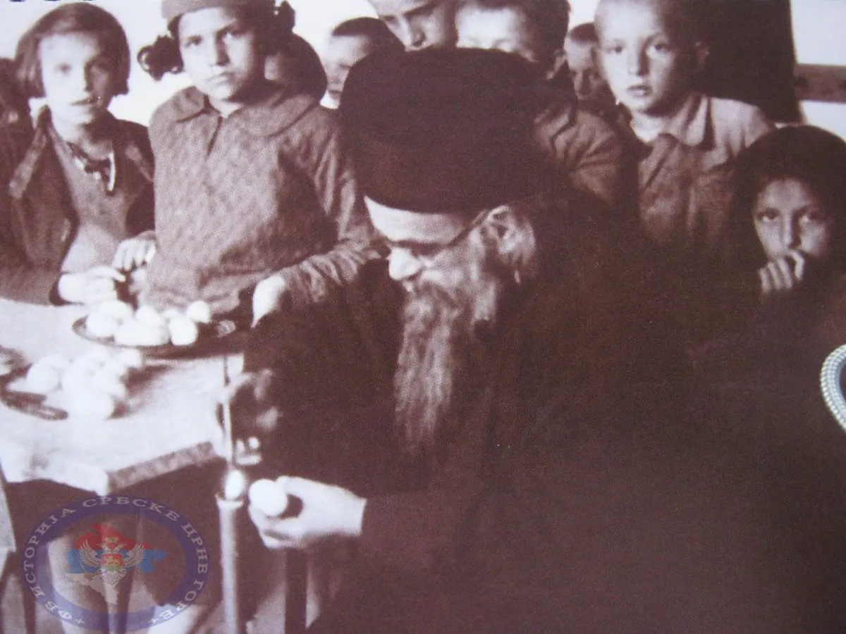 Vladika Nikolaj Velimirović sa djecom za Vaskrs 1940. godine u Žiči