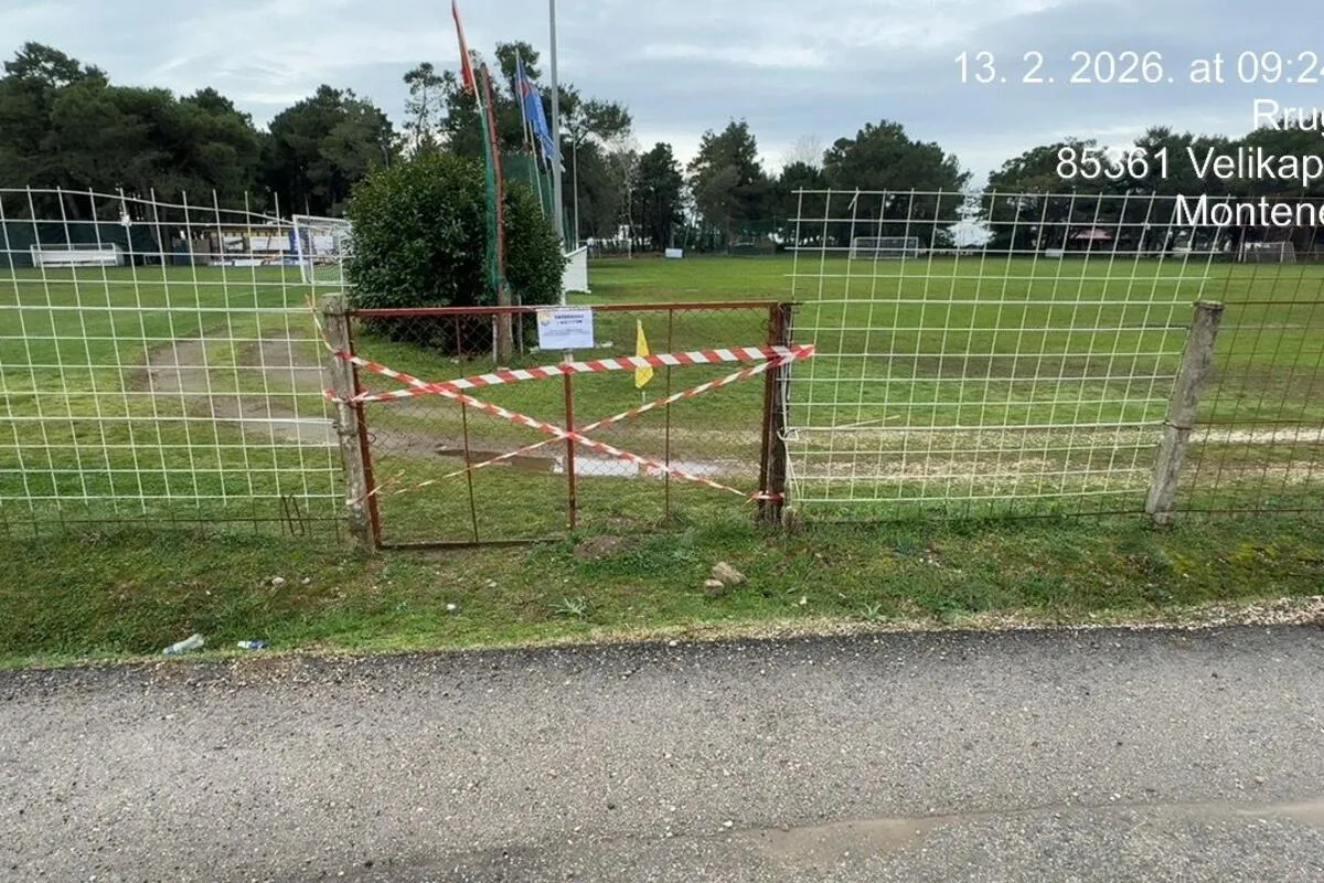 Zapečaćeni tereni fudbalskog centra 'Caušević' u Ulcinju