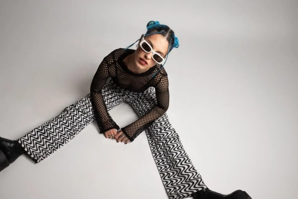 Zhiva objavila novi singl "Atom"