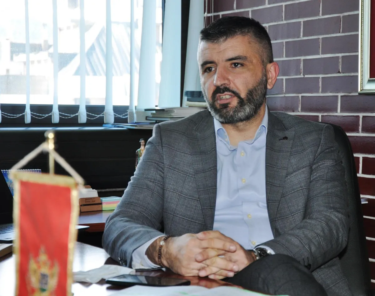 Žugić: Državna zastava je centralni simbol, uz nju samo trobojka iz Kraljevine