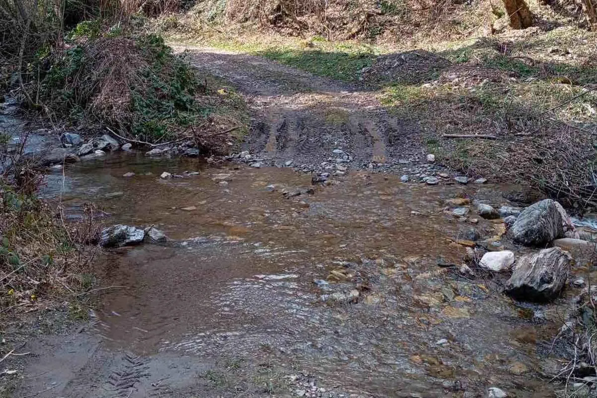 Mještani sela Rakita do kuća mogu jedino traktorima zbog uništenog puta