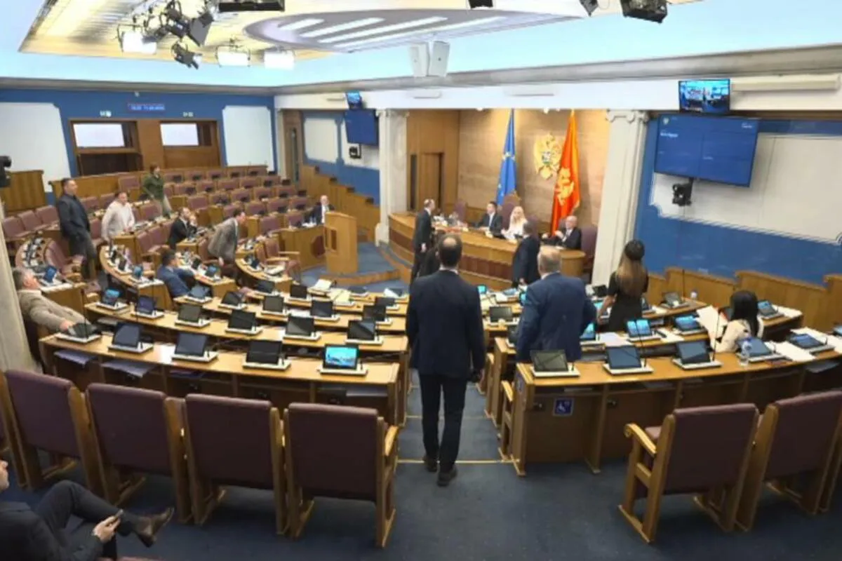 Prekinuta sjednica Skupštine: poslanici prišli Pejoviću nakon oduzete riječi Kuč