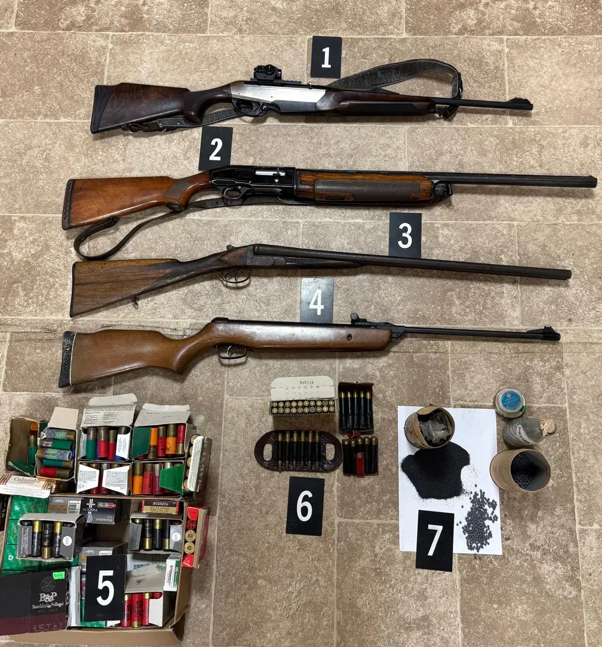 Ulcinj: Pronađene četiri puške, municija i eksploziv tokom pretresa