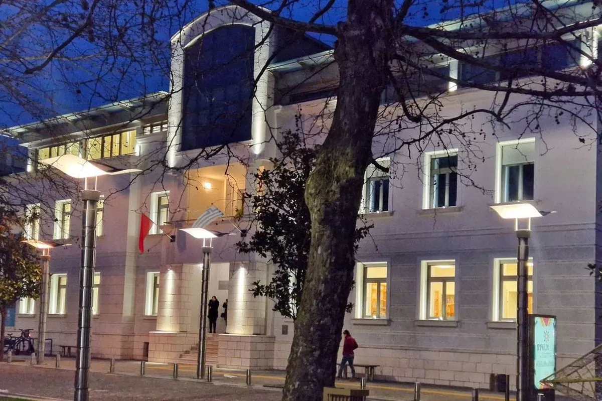 Beskrajni anticrveni krug: O kontroverzama oko Trinaestojulske nagrade Beskrajni anticrveni krug: O kontroverzama oko Trinaestojulske nagrade