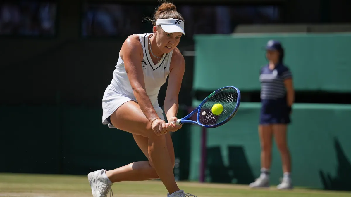 Linda Noskova u polufinalu Vimbldona protiv Marte Kostjuk Linda Noskova u polufinalu Vimbldona protiv Marte Kostjuk