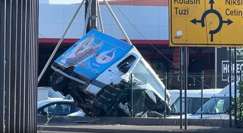 Saobraćajna nezgoda u Ulici 4. jula: Oštećeno više vozila